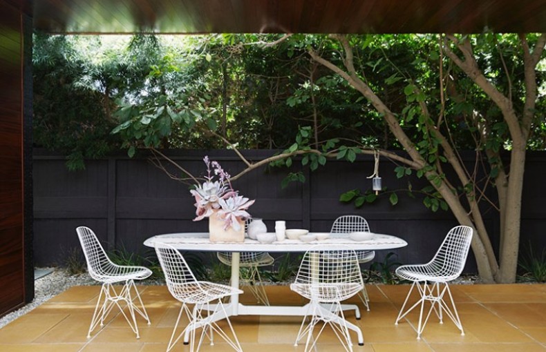 BÀN GHẾ SẮT DẠNG LƯỚI MANG PHONG CÁCH CHÂU ÂU